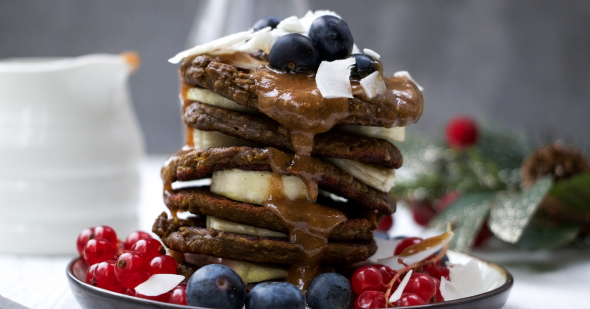 Christmas Chocolate Protein Pancakes With Spiced Gingerbread Syrup – Vivo Life EU