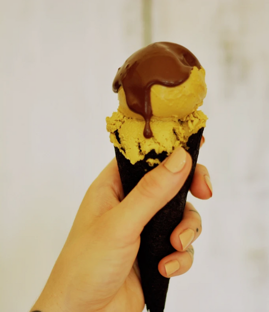 Salted Caramel Ice Cream Cones with Hot Chocolate Fudge Sauce – Vivo Life EU