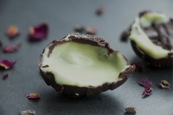 Raw Vegan Easter Eggs with a Matcha Creme Centre – Vivo Life EU
