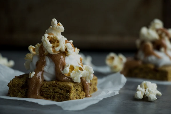 Salted Caramel Protein Popcorn Blondies – Vivo Life EU