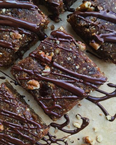 RAW PECAN CINNAMON FUDGE BROWNIES – Vivo Life EU